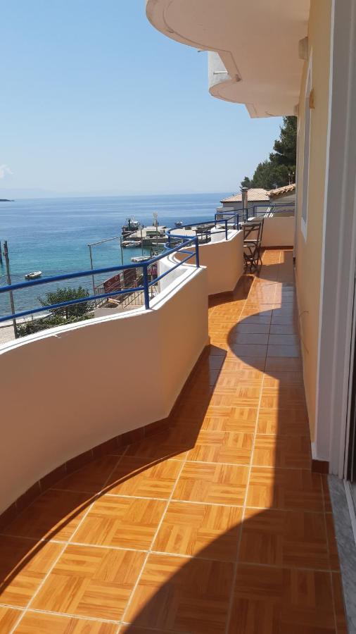 Beachfront Apartment Himare Bagian luar foto