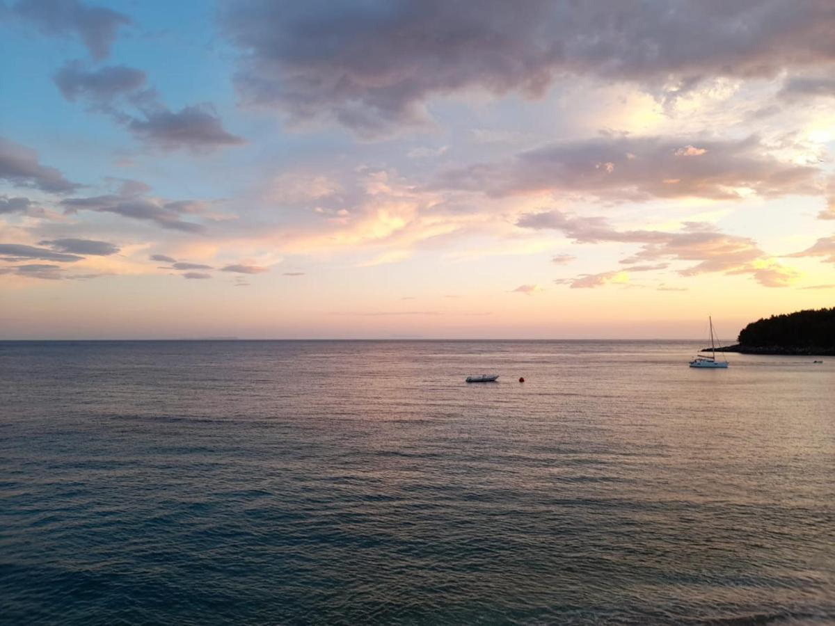 Beachfront Apartment Himare Bagian luar foto