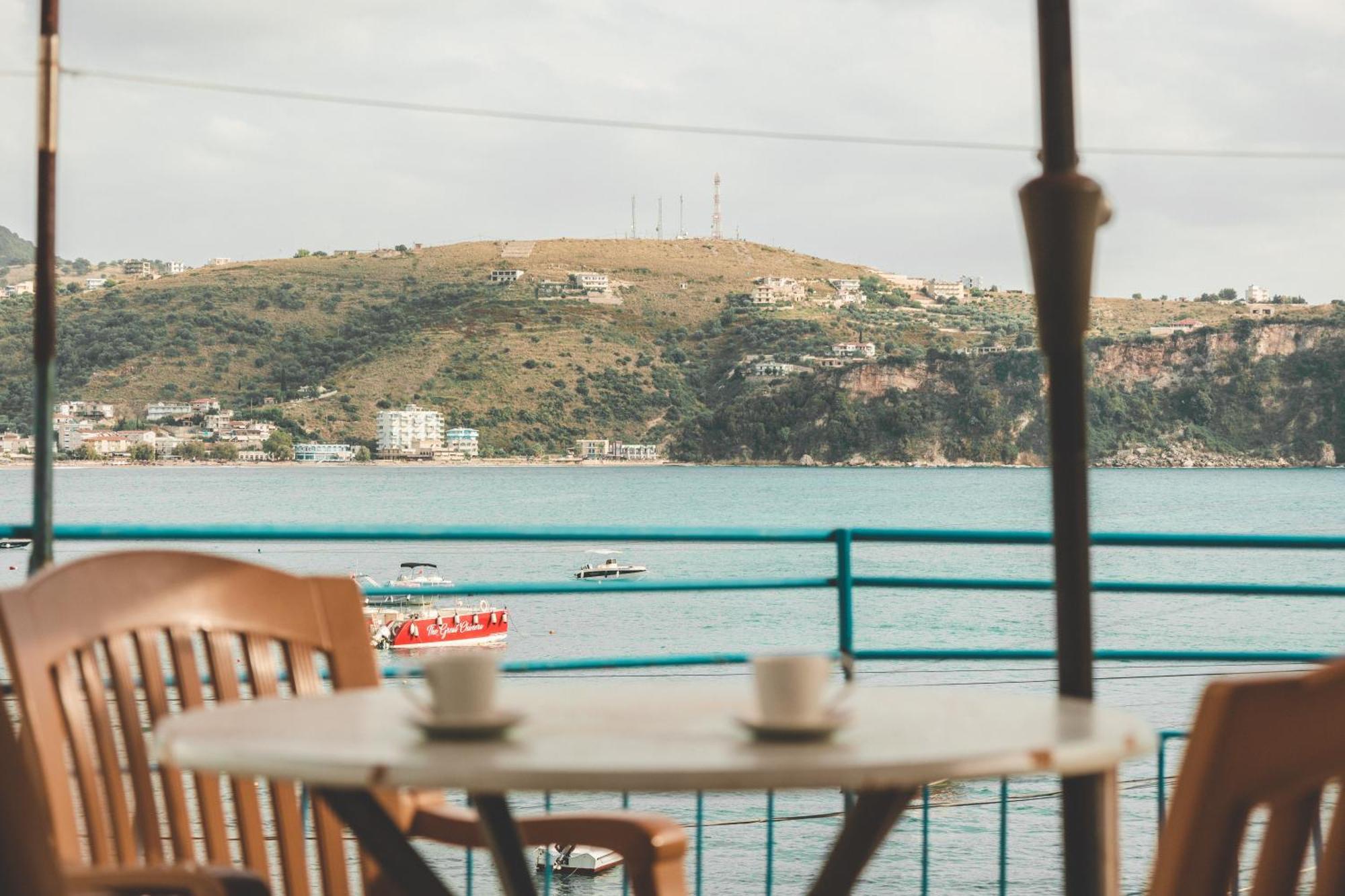 Beachfront Apartment Himare Bagian luar foto