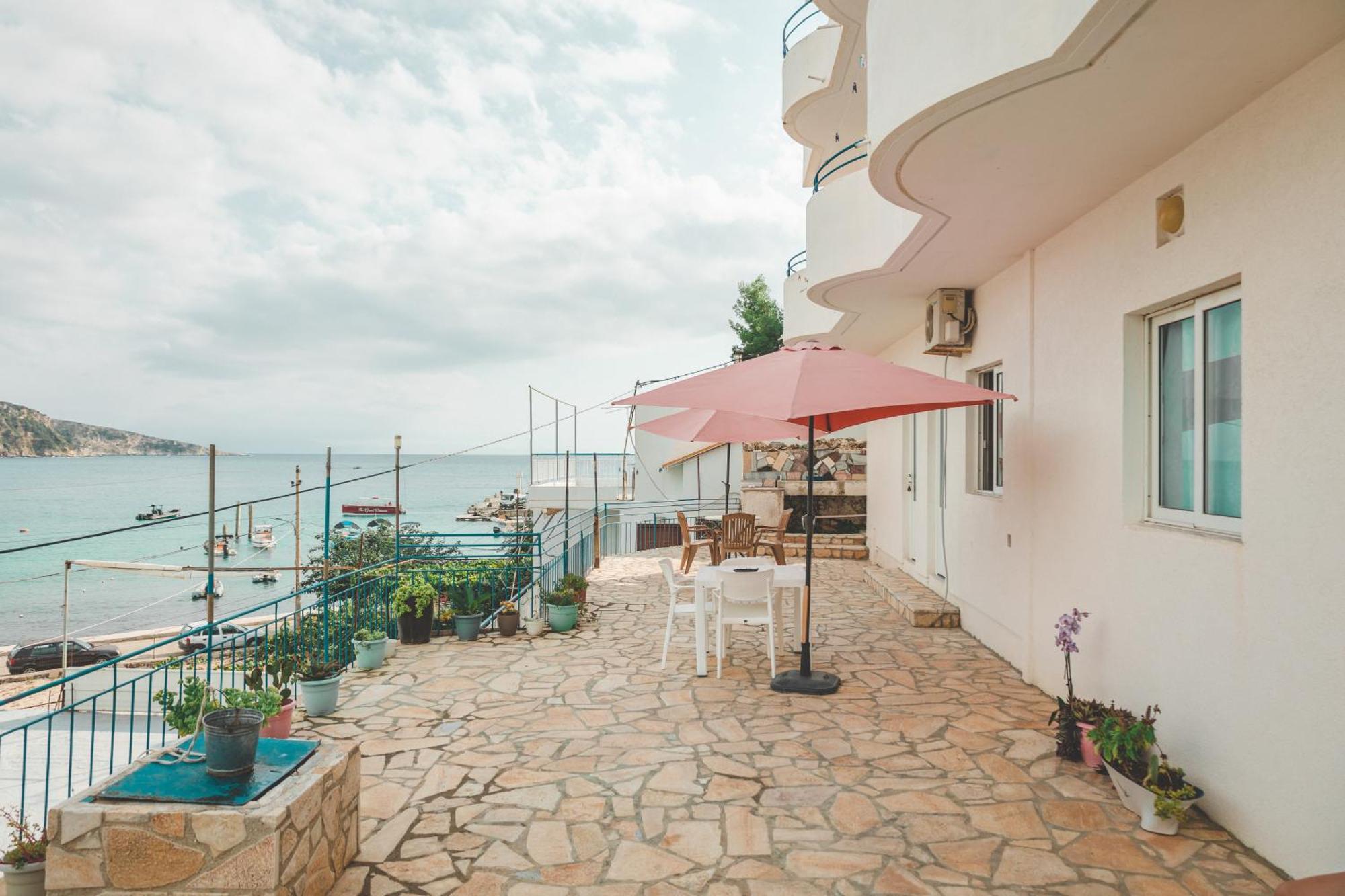 Beachfront Apartment Himare Bagian luar foto
