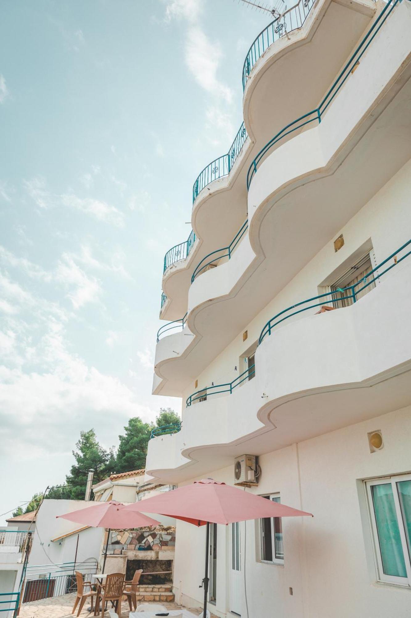 Beachfront Apartment Himare Bagian luar foto