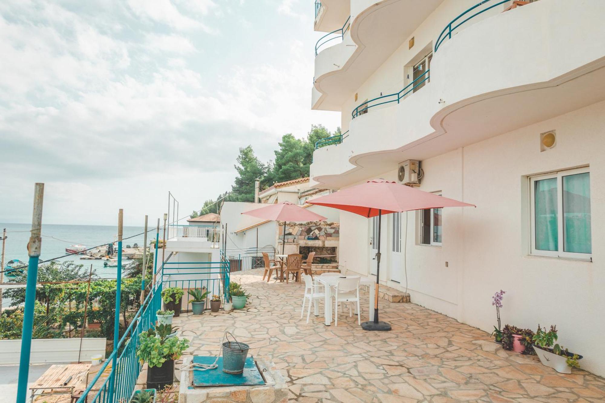 Beachfront Apartment Himare Bagian luar foto