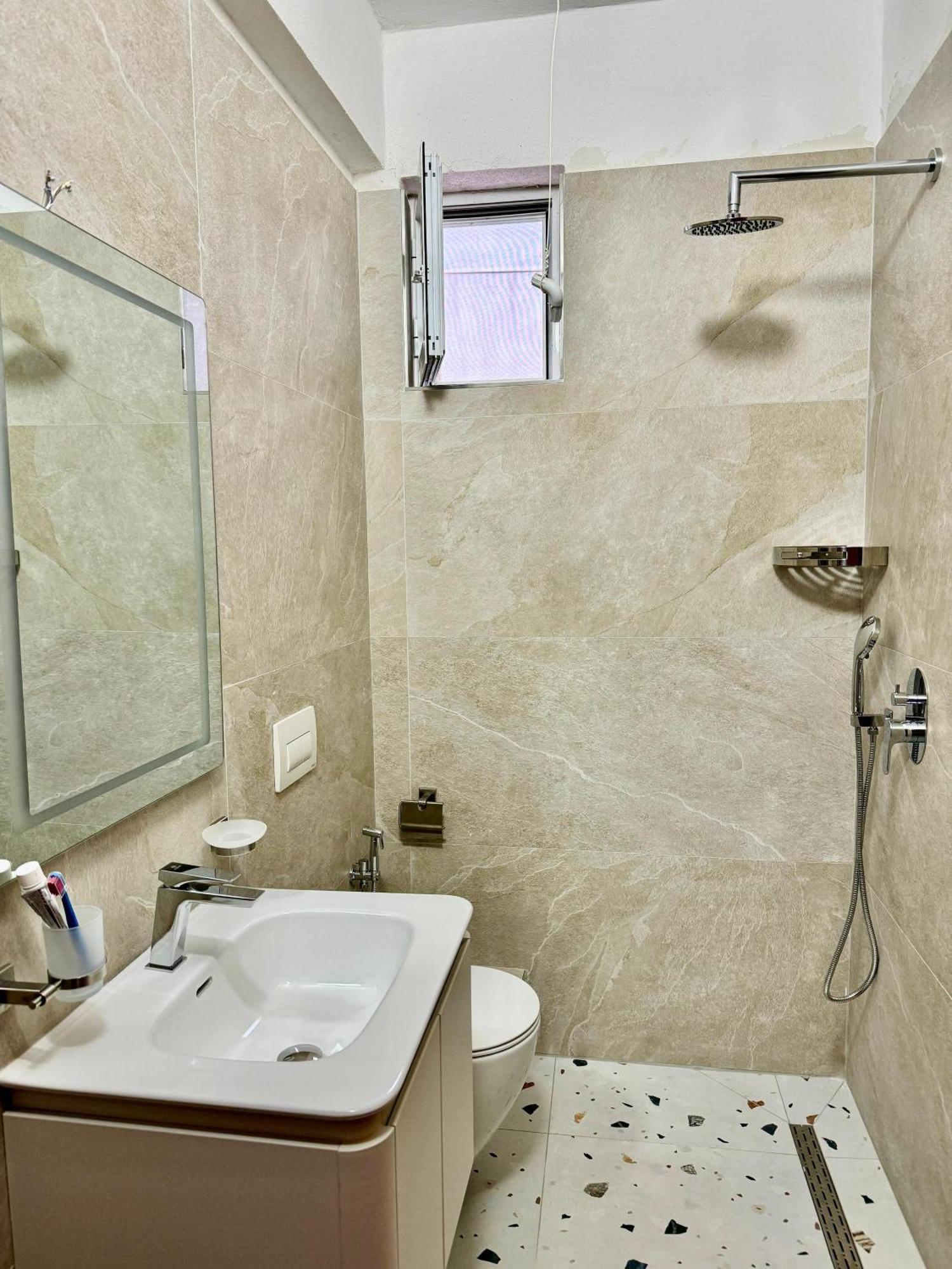 Beachfront Apartment Himare Bagian luar foto