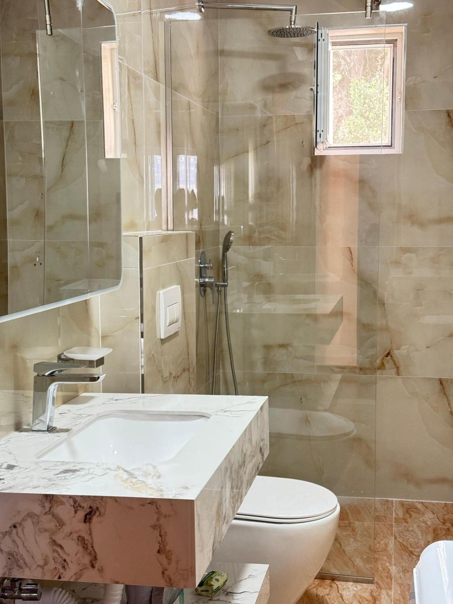 Beachfront Apartment Himare Bagian luar foto
