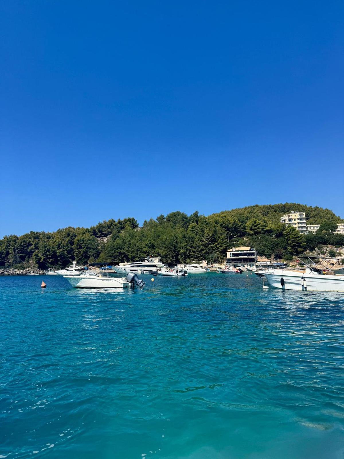 Beachfront Apartment Himare Bagian luar foto