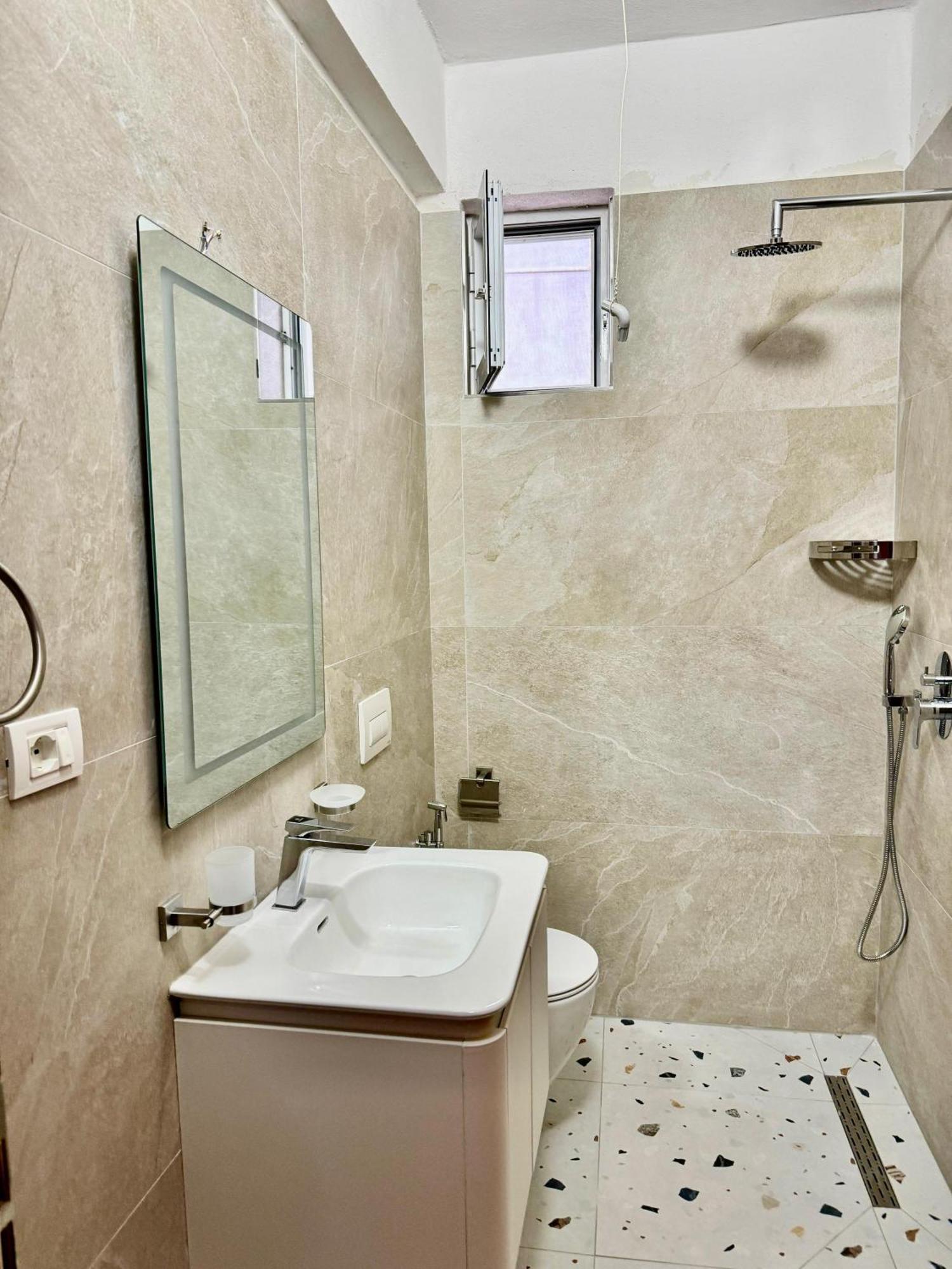 Beachfront Apartment Himare Bagian luar foto
