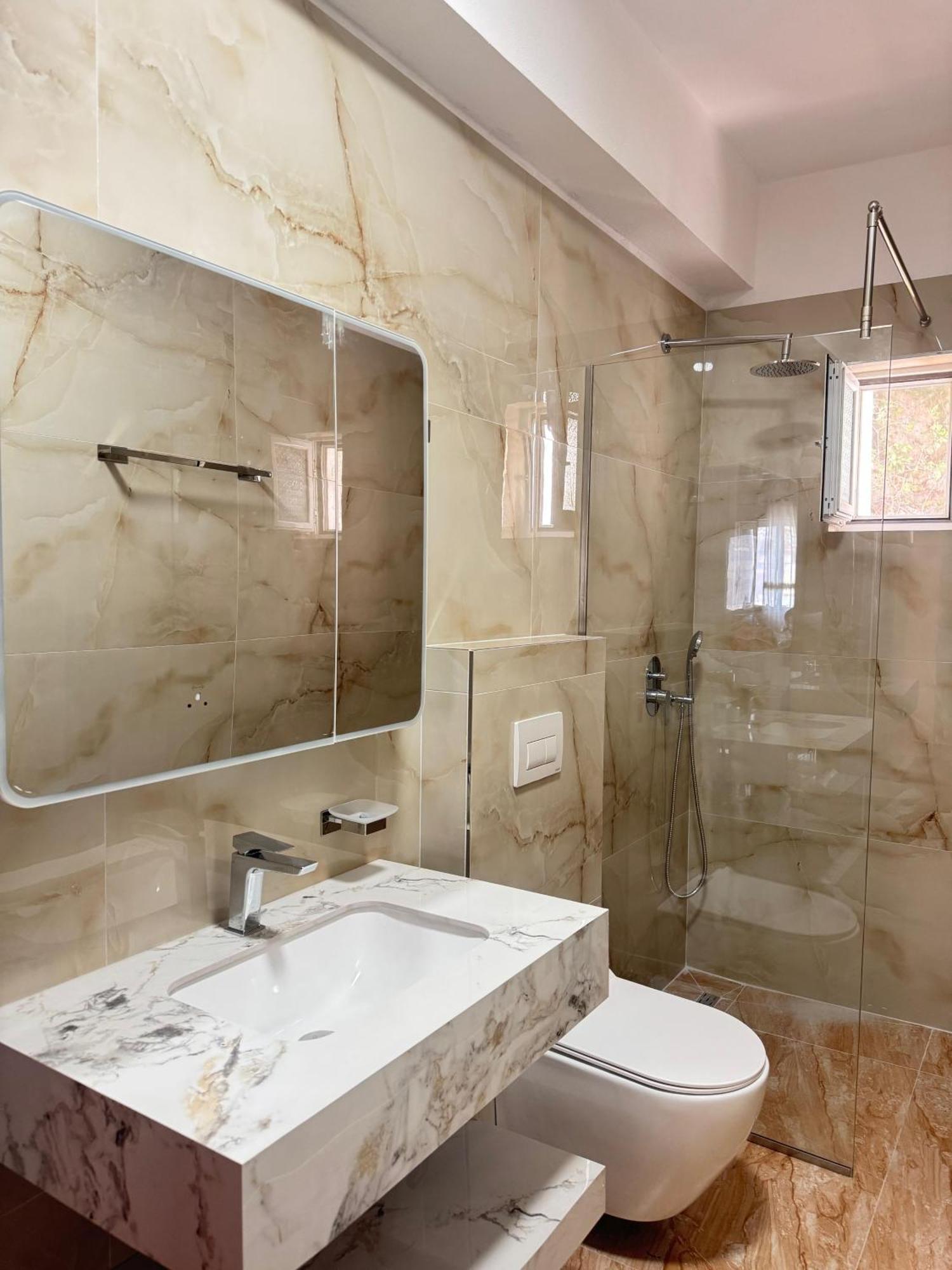 Beachfront Apartment Himare Bagian luar foto