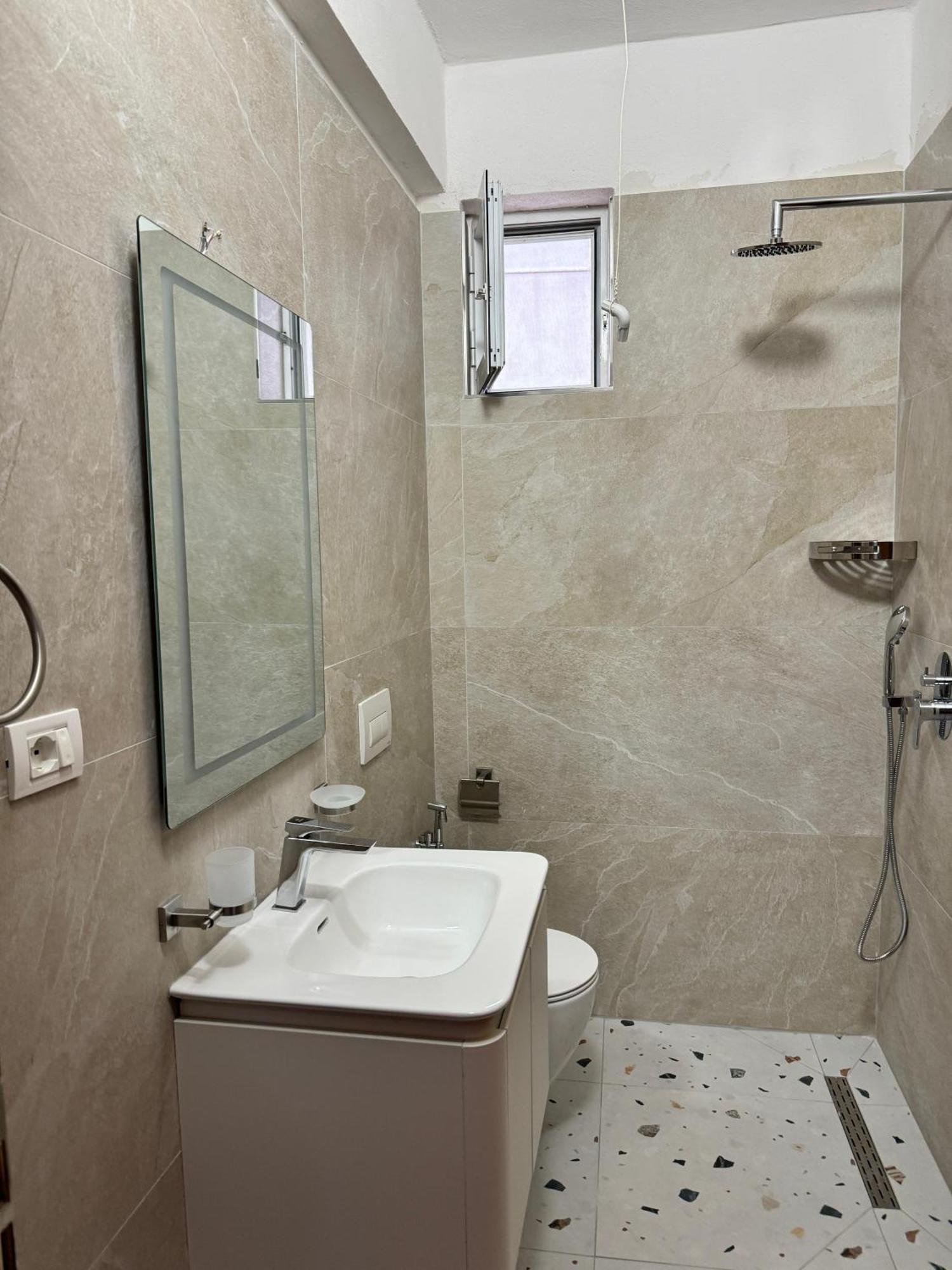Beachfront Apartment Himare Bagian luar foto