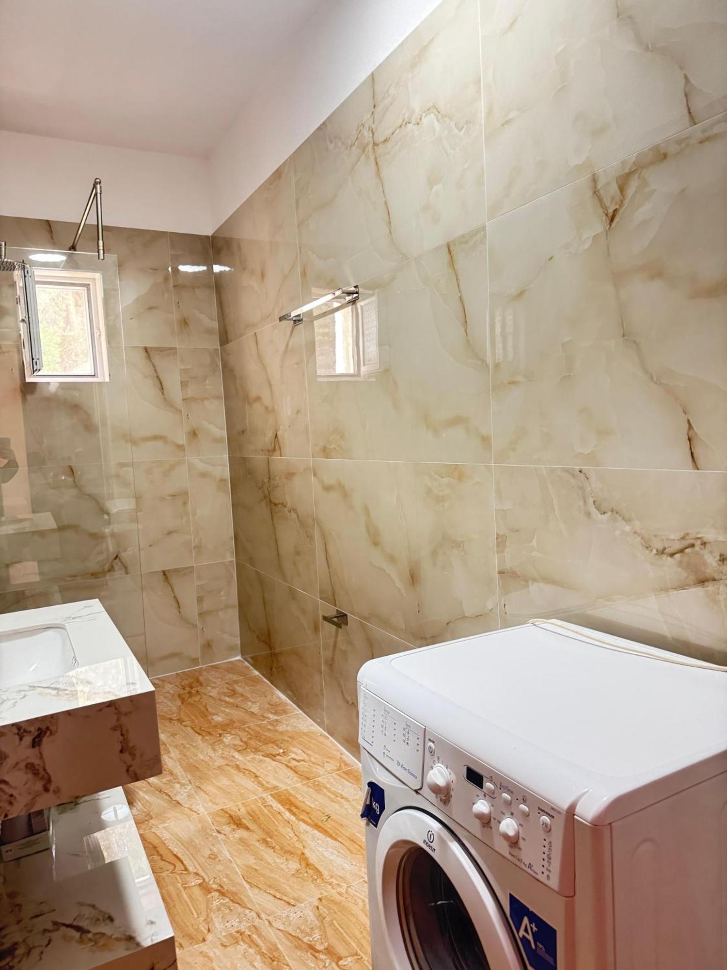 Beachfront Apartment Himare Bagian luar foto